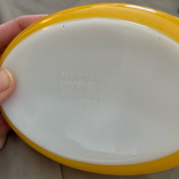 Vintage Pyrex “lemon” baking glass - Picture 5 of 7